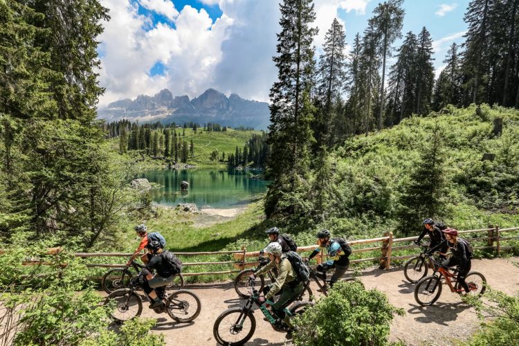 Pedalare In Val D’Ega: La Montagna In Maglia Rossa Con I Rosadira Bike Days 2026!