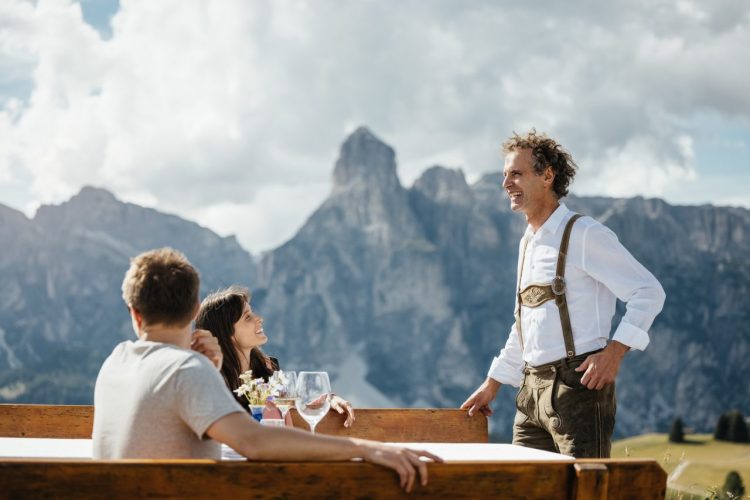 Alta Badia: Un’esperienza Sensoriale Alla Scoperta Del Gusto Dell’estate, Tra L’autenticità Dei Sapori Locali, La Secolare Tradizione Ladina E L’eccellenza Dell’alta Cucina Stellata Nel Cuore Delle Dolomiti